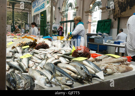 Lokale Produkte, Kunst, Kunsthandwerk und Unterhaltung auf dem St George's Market, einer der ältesten Attraktionen in Belfast Stockfoto