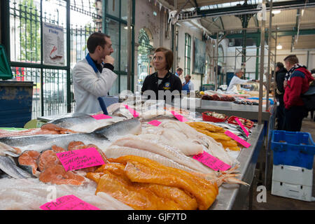 Lokale Produkte, Kunst, Kunsthandwerk und Unterhaltung auf dem St George's Market, einer der ältesten Attraktionen in Belfast Stockfoto