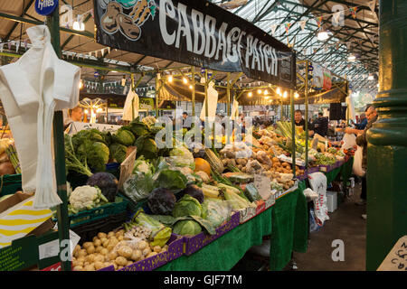 Lokale Produkte, Kunst, Kunsthandwerk und Unterhaltung auf dem St George's Market, einer der ältesten Attraktionen in Belfast Stockfoto