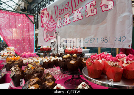 Lokale Produkte, Kunst, Kunsthandwerk und Unterhaltung auf dem St George's Market, einer der ältesten Attraktionen in Belfast Stockfoto