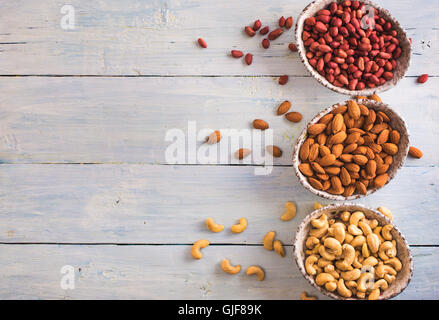 Schüsseln mit geschälten Erdnüsse, Mandeln und Cashew-oben Stockfoto