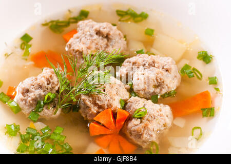 Suppe mit quenelles Stockfoto