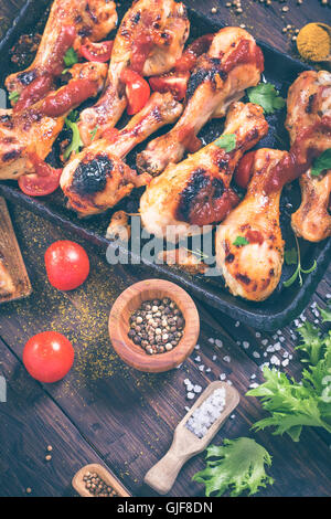 Chicken Drumsticks auf Pfanne und Gewürz Stockfoto