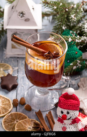 Weihnachten-Glühwein mit Zitronenscheibe, Anis und Zimt-Sticks und Dekorationen Stockfoto