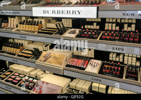 Sephora Schönheit Versorgungsmaterial-Speicher innen, NYC, USA Stockfoto