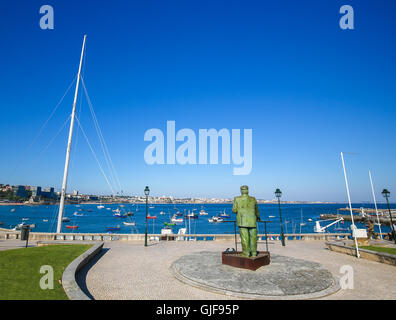 CASCAIS, PORTUGAL - 15. Juli 2016: Statue von Dom Carlos i., König von Portugal, mit Blick auf den Hafen in Cascais, Portugal. Stockfoto