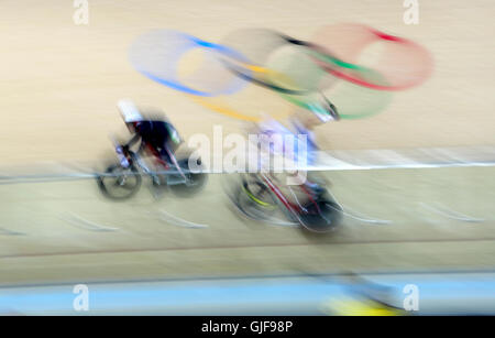 Der Brite Mark Cavendish (links) in Aktion während der Omnium Punktefahren auf dem Rio Olympic Velodrome am zehnten Tag der Olympischen Spiele in Rio, Brasilien. Stockfoto