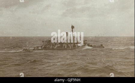 AJAX-NEWS & FEATURE SERVICE. CA. 1890 CHINA STATION FERNOST. EIN FLUSS-KANONENBOOT AM MEER IN ABGEHACKT GEWÄSSERN. FOTOGRAF: UNBEKANNT © DIGITAL COPYRIGHT AJAX VINTAGE BILD BIBLIOTHEK BILDQUELLE: AJAX VINTAGE BILDBIBLIOTHEK SAMMLUNG REF: 1890 01 Stockfoto