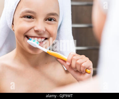 Kleines Mädchen Zähneputzen Stockfoto