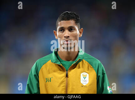 Südafrikas Wayde van Niekerk steht auf dem Podium, als er seine Goldmedaille nach dem Gewinn der Männer 400 m-Finale am zehnten Tag der Olympischen Spiele in Rio, Brasilien erwartet. Bild Datum: Montag, 15. August 2016. Bildnachweis sollte lauten: Mike Egerton/PA Wire. NUR ZUR REDAKTIONELLEN VERWENDUNG Stockfoto