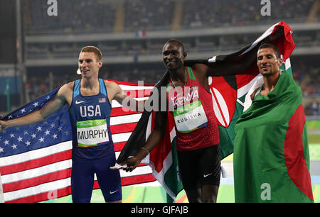 Clayton Murphy (links) feiert den Sieg in Bronze, David Lekuta Rudisha (Mitte) aus Kenia feiert den Sieg in Gold und Taoufik Makhloufi aus Algerien feiert am zehnten Tag der Olympischen Spiele in Rio, Brasilien, den Sieg in Silber auf den 800 Metern der Männer im Olympiastadion. Bilddatum: Montag, 15. August 2016. Bildnachweis sollte lauten: Mike Egerton/PA Wire. Stockfoto