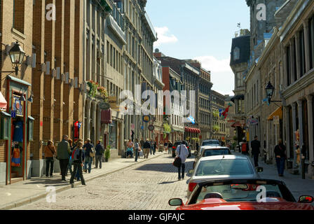 Menschen Flanieren auf Rue Saint-Paul in Old Montreal, Quebec, Kanada Stockfoto