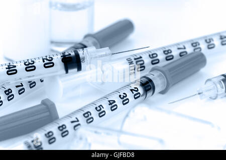 Insulin-Spritze mit 29G. Nadel auf weißem Hintergrund. Stockfoto