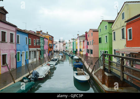 Bunte kleine Häuser an einem regnerischen Tag in Burano Insel, Venedig, Italien. 3. März 2016 Stockfoto
