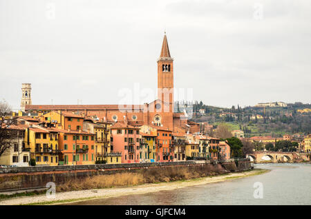 Traditionelle bunte Häuser am Ufer der Etsch, Verona, Italien Stockfoto