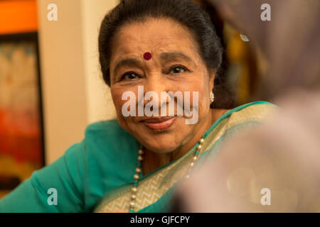 DUBAI, VAE - 30. Mai 2015: Asha Bhosle, gemeinhin als Ashaji, der Legendry indischen Sänger bei einem Besuch in Dubai Stockfoto