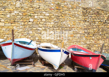 Angelboote/Fischerboote im Hafen von Manarola, Cinque Terre, Ligurien, Italien Stockfoto