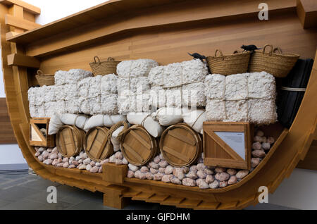 Unterwasser-Archäologie-Museum, Cut-away Schiff, beladen mit Fässern, Baumwolle-Boxen und Ratten auf Wand. Stockfoto