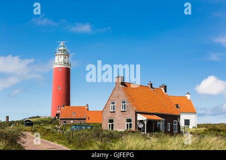 Ein Leuchtturm und ein kleines Dorf auf der Insel Texel in den Niederlanden. Dies ist ein beliebter Badeort ist Sommer entlang der No Stockfoto