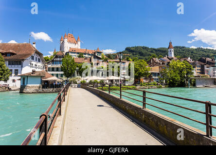 Das Schloss und die Altstadt von Thun im Kanton Bern in der Zentralschweiz Stockfoto