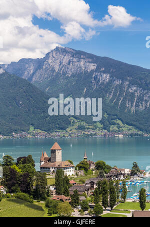 Schloss Spiez liegt der Thunersee im Berner Oberland in den Alpen Berge in der Schweiz Stockfoto