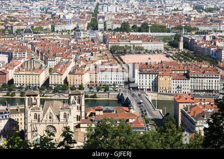 Luftaufnahme von Lyon, die drittgrößte Stadt in Frankreich mit der Rhone durchläuft Hitoric Zentrum Stockfoto