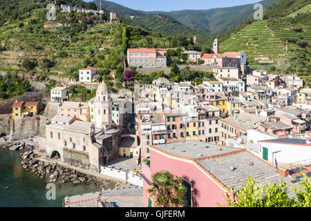 Vernazza ist einer der idyllischen Dörfer der Cinque Terre an der ligurischen Provinz am Mittelmeer in Italien. Stockfoto