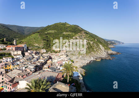 Vernazza ist einer der idyllischen Dörfer der Cinque Terre an der ligurischen Provinz am Mittelmeer in Italien. Stockfoto