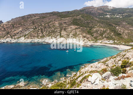 Idyllische Bucht entlang der Küste von Korsika in Frankreich nahe dem Dorf von Ile Rousse. Stockfoto