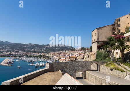 Calvi-Zitadelle mit Blick auf den Yachthafen auf der französischen Insel Korsika. Stockfoto
