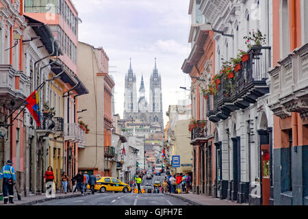 Die Basilika des nationalen Gelübdes (Spanisch: Basílica del Voto Nacional) ist die größte neugotische Basilika in der neuen Welt. Es befindet sich im historischen Zentrum von Quito, Ecuador. Stockfoto