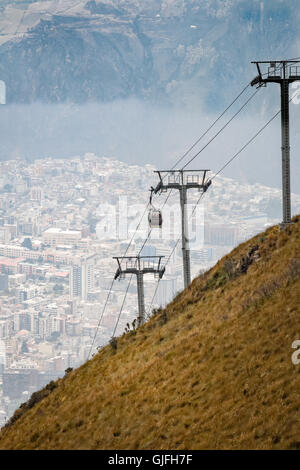 Die Teleférico ausgeführt vom Rand des auf der Ostseite des Berges Pichincha Quito, gehört zu den höchsten Arbeitsbühnen in der Welt. Stockfoto