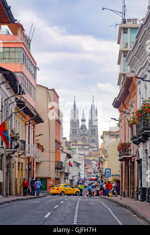 Die Basilika des nationalen Gelübdes (Spanisch: Basílica del Voto Nacional) ist die größte neugotische Basilika in der neuen Welt. Es befindet sich im historischen Zentrum von Quito, Ecuador. Stockfoto