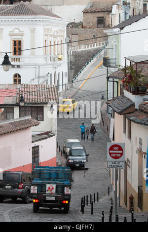 Calle La Ronda, in der alten Stadt Quito ist eine lebhafte Gegend in der Nacht mit vielen Restaurants, Handwerker und Musiker. Stockfoto