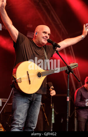 Simon Emerson die Afro Celt Sound System erklingt in der Larmer Baum Festival, Wiltshire, England, UK. 15. Juli 2016 Stockfoto