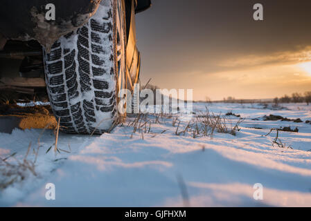 Autoreifen auf Winterdienst Stockfoto