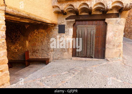 Straße. Mittelalterliche Dorf von Alquezar, Provinz Huesca, Aragon, Spanien. Stockfoto