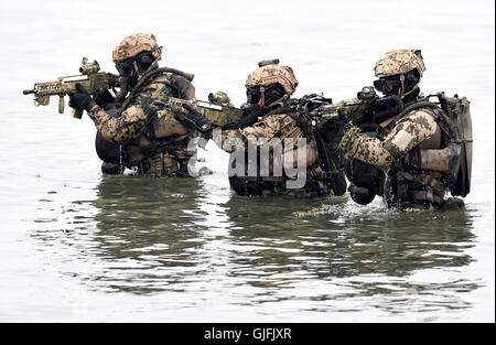 Kampftaucher der Marine / Bundeswehr Studienabschnitte Einer Übung / Einsatz am 5. April 2014 in Eckernförde. Kampftaucher der deutschen Spezifikation Stockfoto