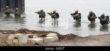 Kampftaucher der Marine / Bundeswehr Studienabschnitte Einer Übung / Einsatz am 5. April 2014 in Eckernförde. Kampftaucher der deutschen Spezifikation Stockfoto