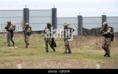 Kampftaucher der Marine / Bundeswehr Studienabschnitte Einer Übung / Einsatz am 5. April 2014 in Eckernförde. Kampftaucher der deutschen Spezifikation Stockfoto