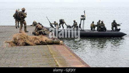 Kampftaucher der Marine / Bundeswehr Studienabschnitte Einer Übung / Einsatz Mit Einem Schlauchboot am 5. April 2014 in Eckernförde. Comba Stockfoto