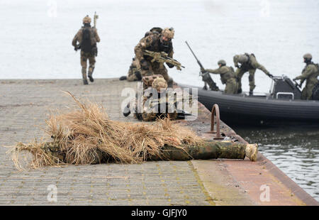 Kampftaucher der Marine / Bundeswehr Studienabschnitte Einer Übung / Einsatz am 5. April 2014 in Eckernförde. Kampftaucher der deutschen Spezifikation Stockfoto