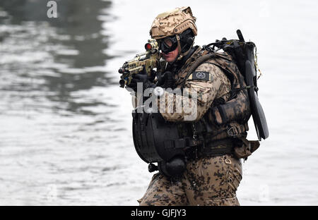 Ein Kampftaucher der Marine / Bundeswehr Studienabschnitte Einer Übung / Einsatz am 5. April 2014 in Eckernförde. Kampftaucher der deutschen Stockfoto