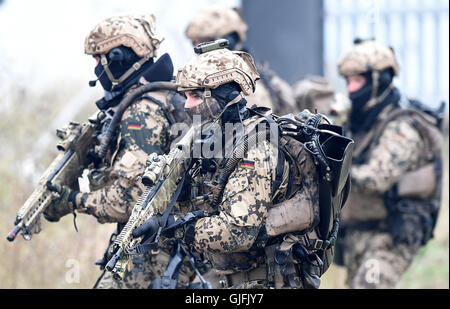 Kampftaucher der Marine / Bundeswehr Studienabschnitte Einer Übung / Einsatz am 5. April 2014 in Eckernförde. Kampftaucher der deutschen Spezifikation Stockfoto