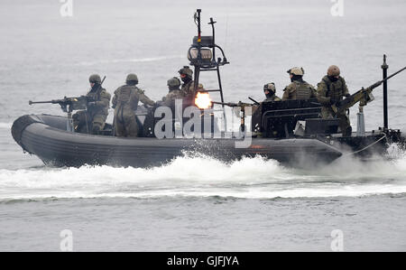 Kampftaucher der Marine / Bundeswehr Studienabschnitte Einer Übung / Einsatz Mit Einem Schlauchboot am 5. April 2014 in Eckernförde. Comba Stockfoto