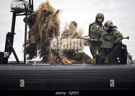 Kampftaucher der Marine / Bundeswehr Studienabschnitte Einer Übung / Einsatz Mit Einem Schlauchboot am 5. April 2014 in Eckernförde. Comba Stockfoto