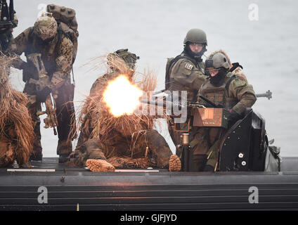 Kampftaucher der Marine / Bundeswehr Studienabschnitte Einer Übung / Einsatz Mit Einem Schlauchboot am 5. April 2014 in Eckernförde. Comba Stockfoto