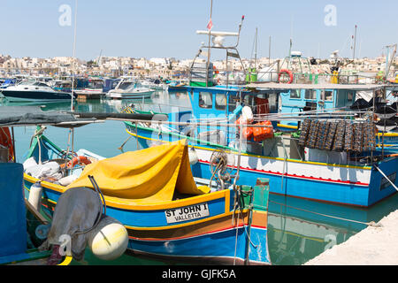 Hell eingerichtete traditionelle maltesische Fischerboote in Marsaxlokk, Malta Stockfoto