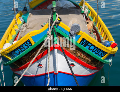 Hell eingerichtete traditionelle maltesische Fischerboote in Marsaxlokk, Malta Stockfoto