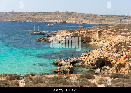 Das kristallklare Wasser in einer felsigen Bucht auf der maltesischen Insel Comino Stockfoto